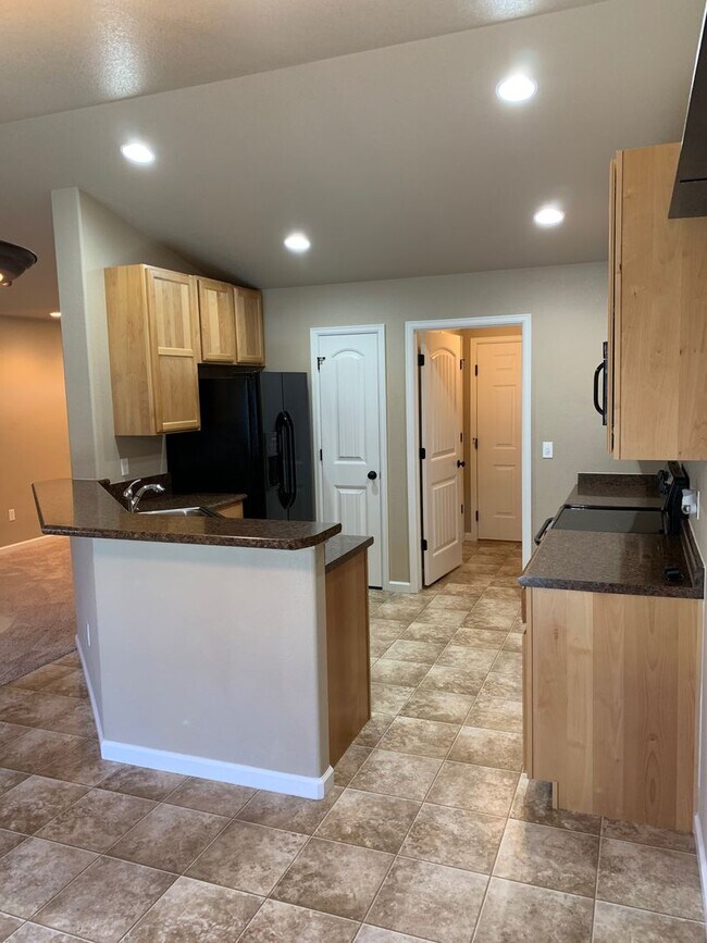 PET FRIENDLY 3 BEDROOM, 2 BATHROOM, SINGLE... House House Rental in