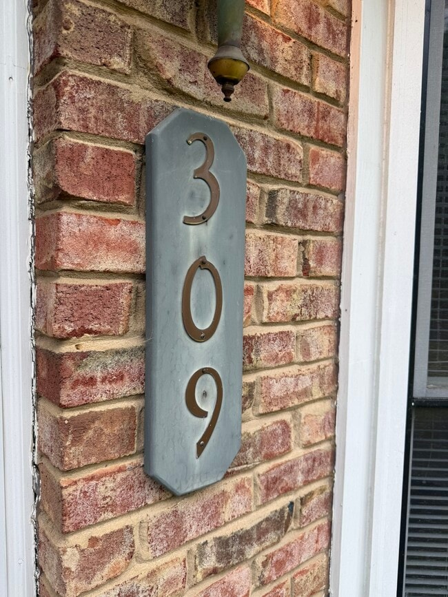 Photo - 309 Clark St SW