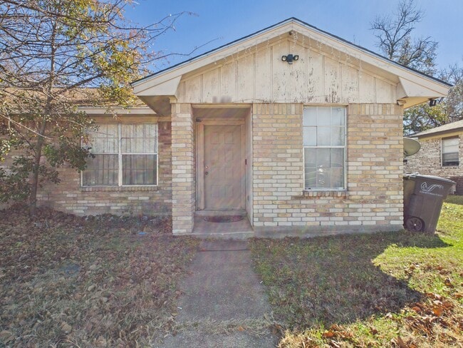 Building Photo - 824 San Saba Dr