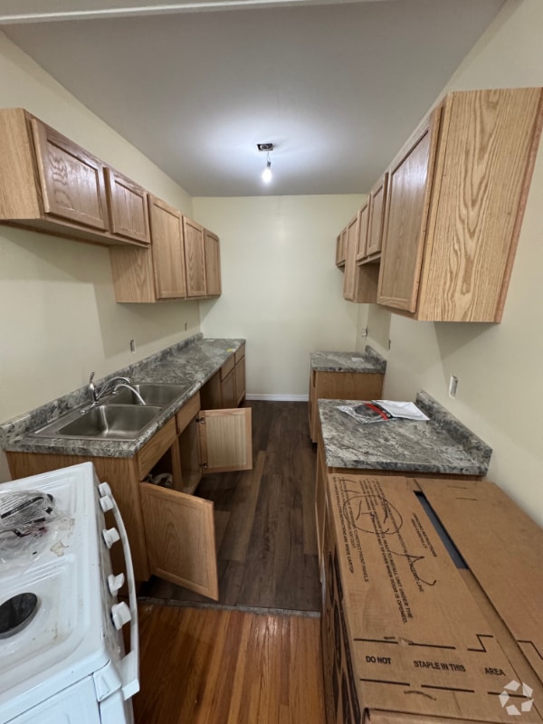 Building Photo - 145 S Chatsworth St Rental