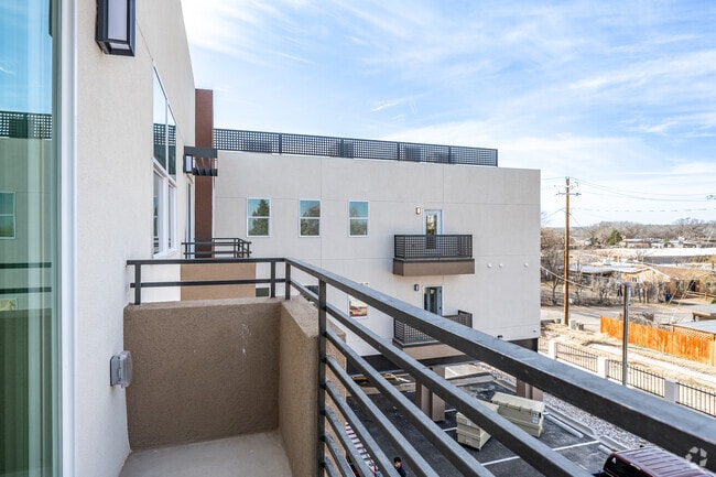 1BR, 1BA - 570SF - Balcony - Villas @ Rio