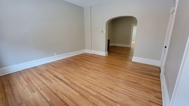 Photo - Spacious 1 bedroom and studio in the heart of Eat Street Unit 1