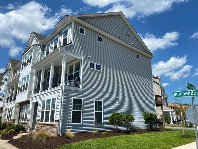 Building Photo - Huntington Pointe