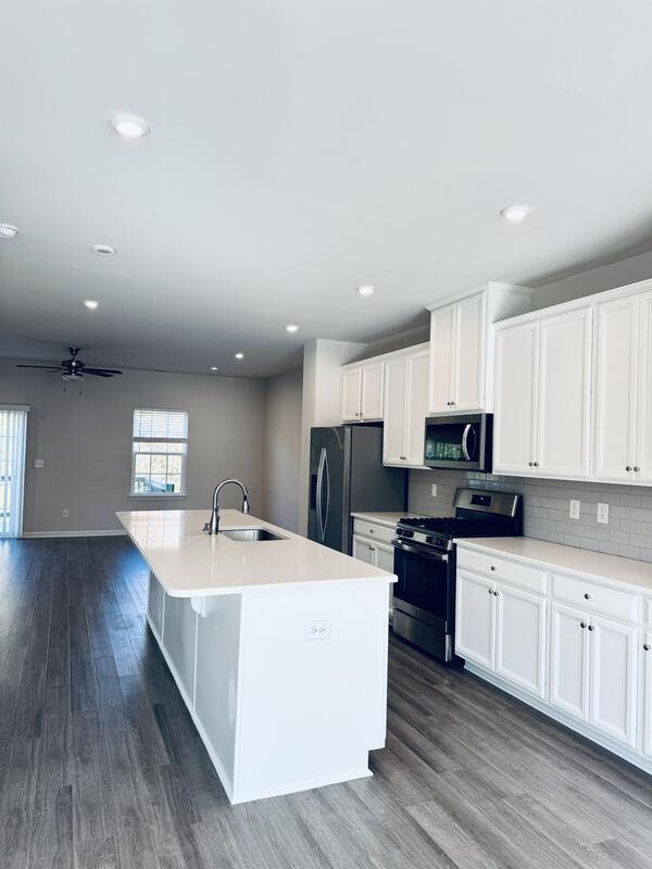 Photo - 449 Cross Country Way