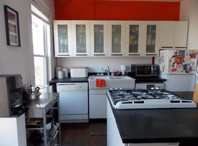 Photo - Architect-Restored 1BR at State & Bishop | Renovated Kitchen | In-Unit W/D Unidad 2