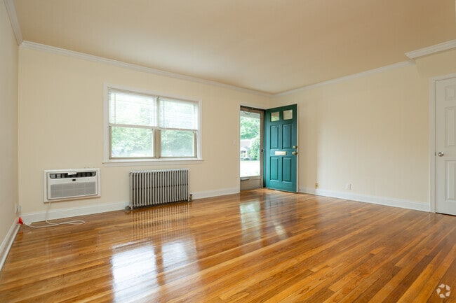 Entrada y sala de estar - 4,5 habitaciones, 2 habitaciones, 1 Ba - Fairlawn Properties