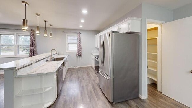 Building Photo - 905 Lincoln Ave