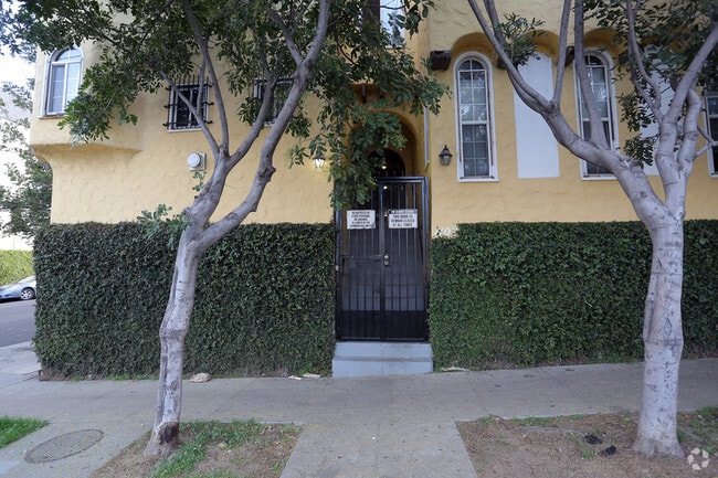1102 S Mariposa Ave