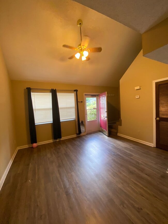Building Photo - 2 Bedroom 2 Bath Townhouse