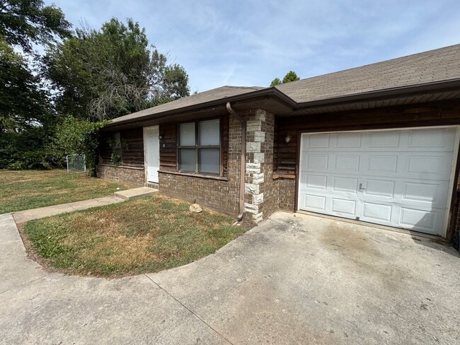 Building Photo - Recently updated 2 bed 1 bath Duplex with ... Rental