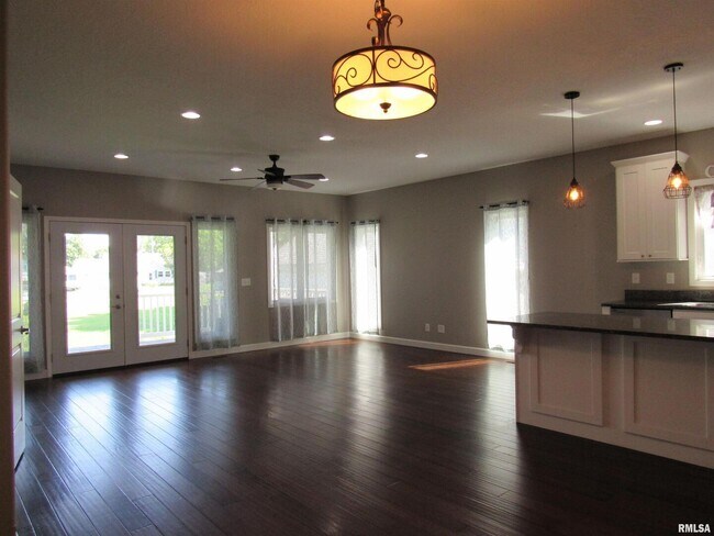 Photo - 405 E Palace Row