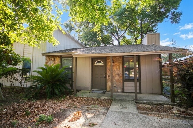 Building Photo - 2BR/1BA North Pensacola Home Near UWF with Fireplace, No Carpet & Fully Fenced Backyard