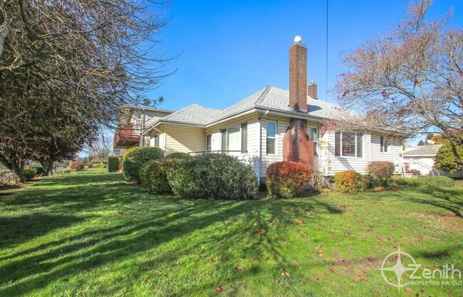 Photo - 2626 E 6th St