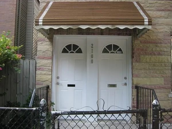 Building Photo - Charming 2-Bed Hardwood Haven in Chicago's Vibrant West Side! Unit 1