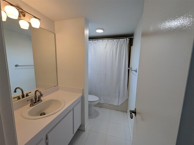 Photo - 21915 Lake Forest Cir Unidad 206