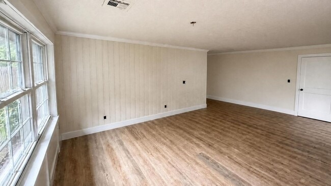 Building Photo - 5034 Victoria Ave Unit B