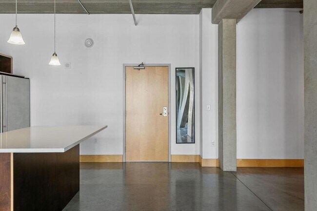 Photo - 345 N 6th Ave