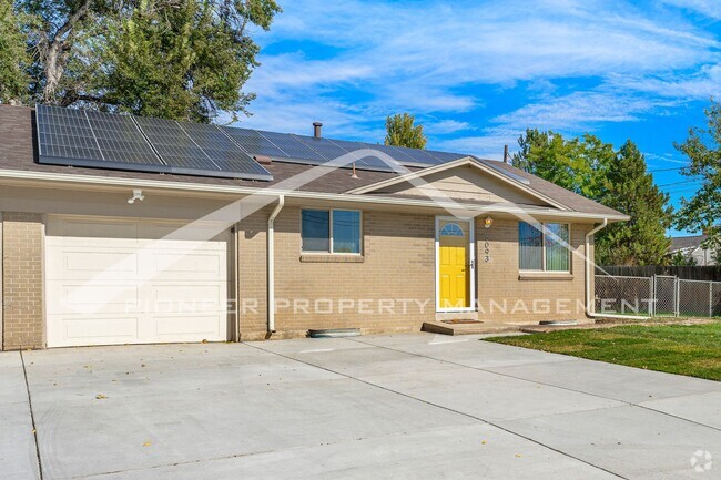 Building Photo - Newly Renovated Half-Duplex with Huge Fenc... Rental