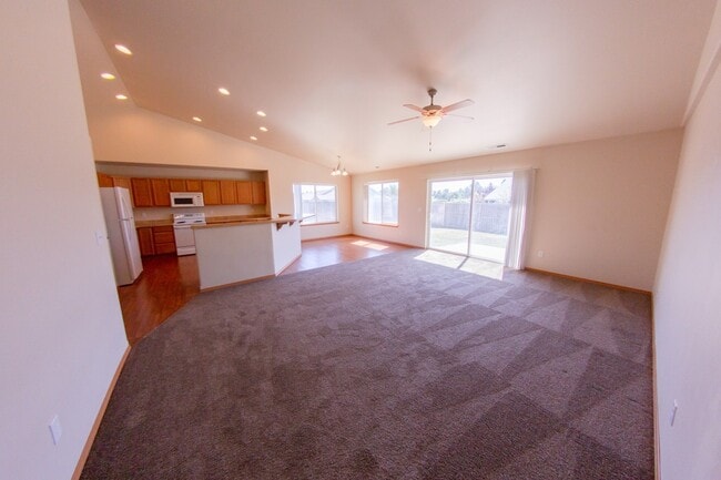 Building Photo - Open Floor Plan Home with Large Fenced Yard