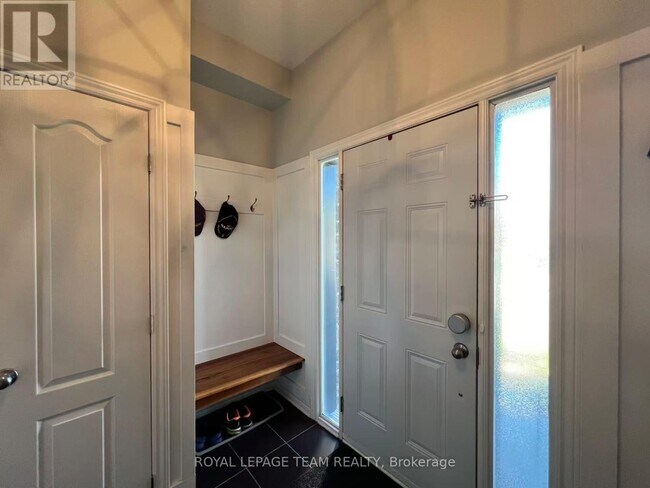 Photo - 1097 Northgraves Crescent