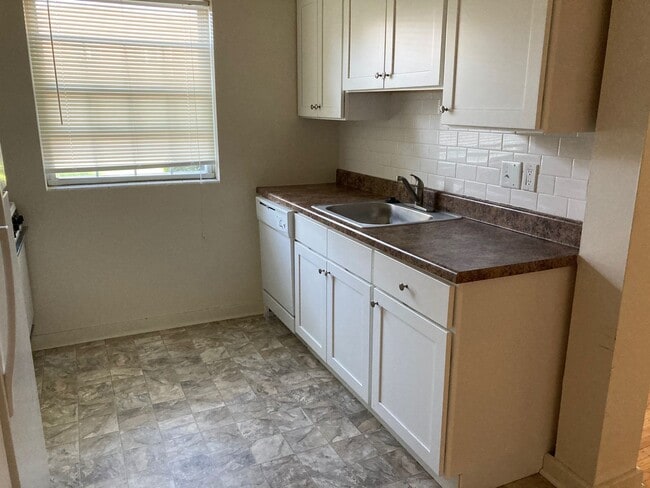 Photo - Suburban Square Apartments