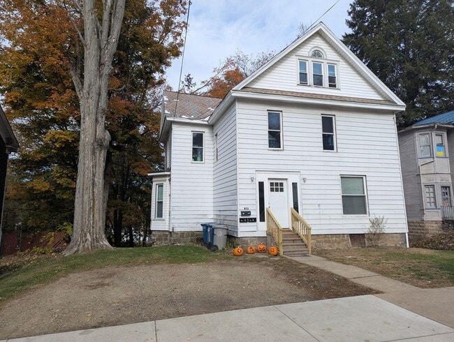 Building Photo - 473 Walnut St Unit 473 Walnut St. Apt 1