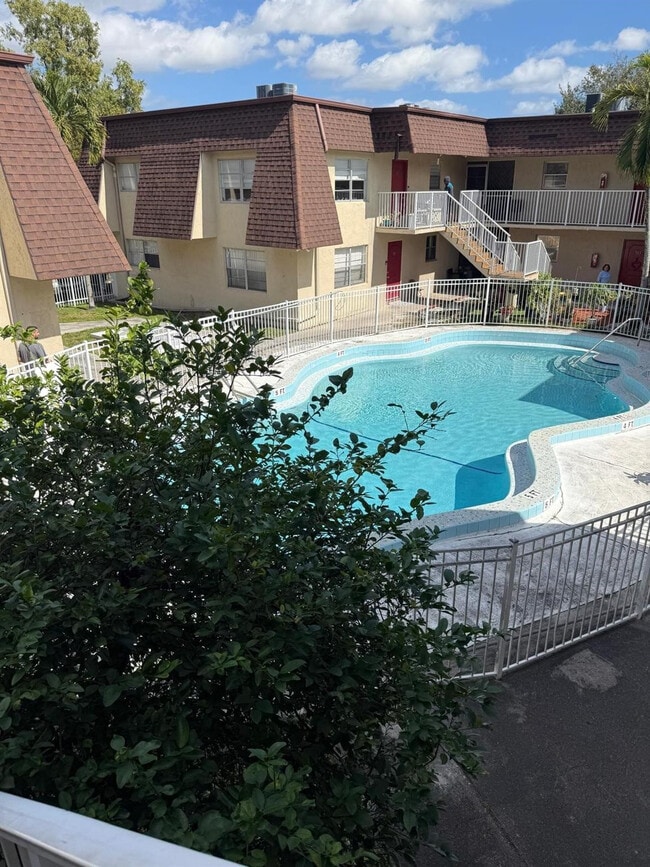 Building Photo - 4524 SW 54th St Unit 601-W