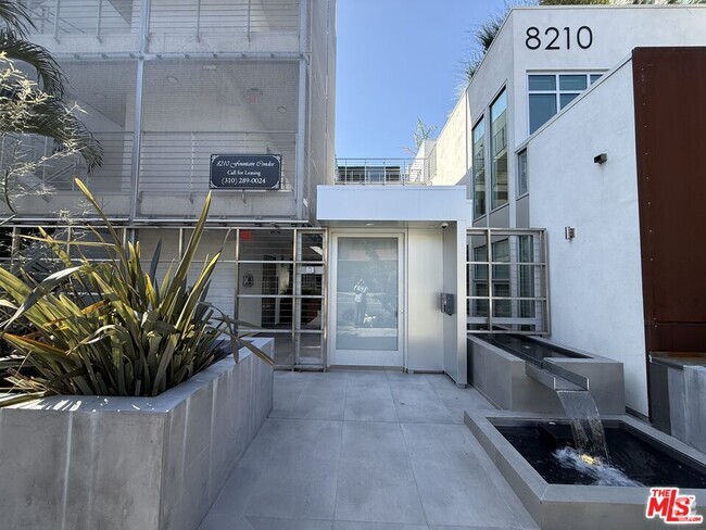Building Photo - 8210 Fountain Ave Unit 203 Rental