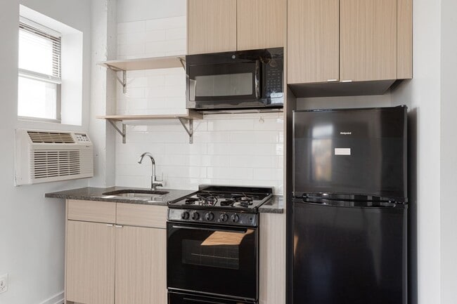 Building Photo - 1329 W Wilson Ave Unit 607