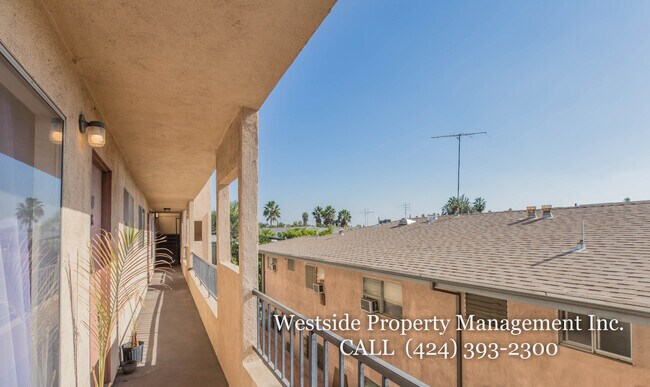 1962 N Beachwood Dr