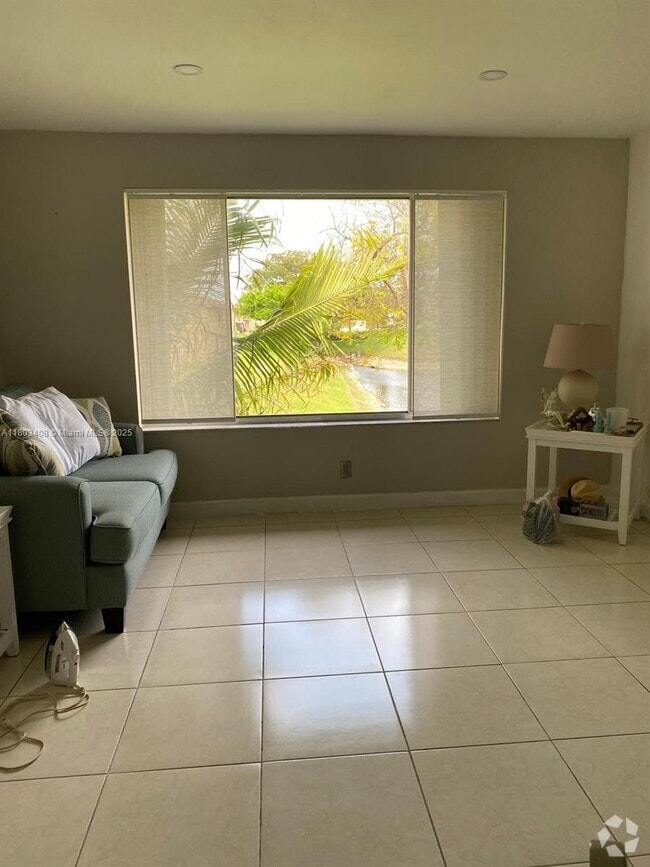 Building Photo - 931 Twin Lakes Dr Unit 3-I Rental