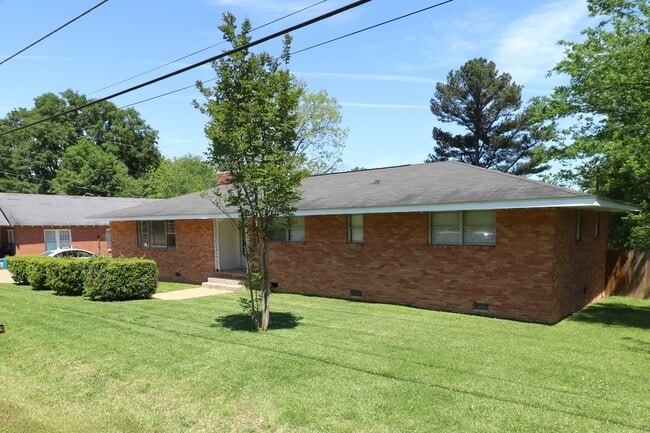 Fully furnished private bedroom near Mississippi State University. Each room includes a full-size be - 905 Louisville St