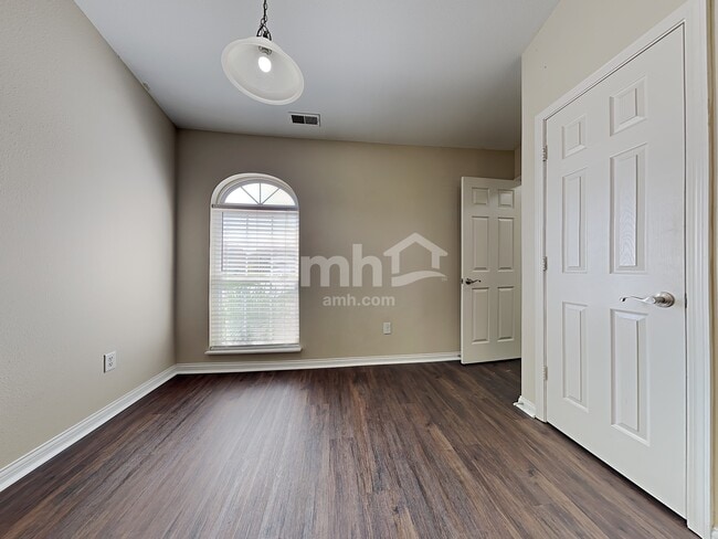 Photo - 1028 W Muskegon Dr