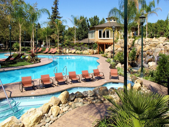 Building Photo - The Palms Rental