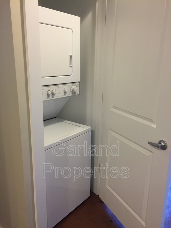 Building Photo - 425 Campbell Ave SW Unit #106