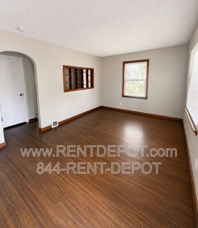 Photo - 715 E Riverside Dr