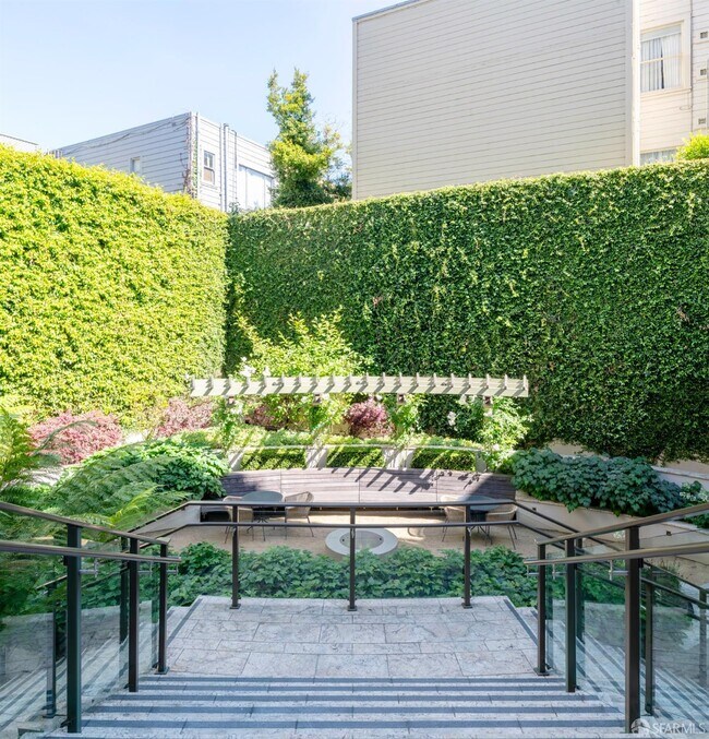 Photo - 875 California St