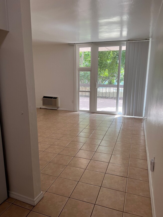 living room from entry - 3050 Rue Dorleans Unit 267