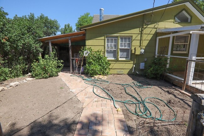 Photo - 740 W Burkitt St