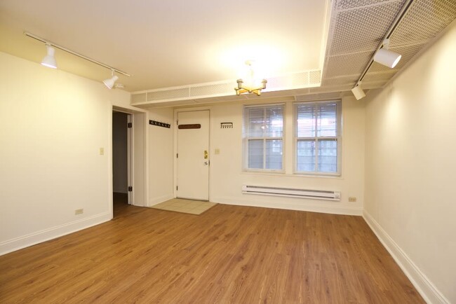 Building Photo - 635 W Wellington Ave Unit J08P