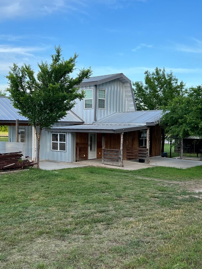Building Photo - 5637 FM 813 Unit 5637