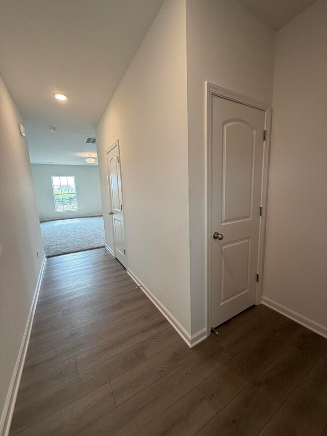 Photo - 836 Halford Pl