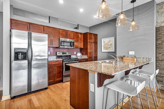 Photo - 106 W Seeboth St