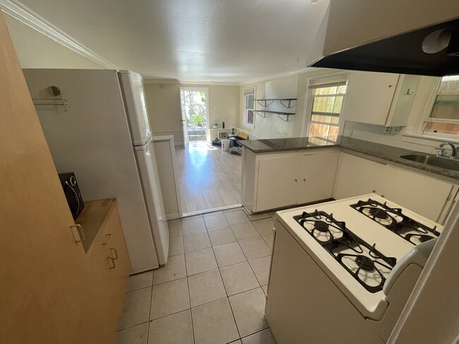 Open kitchen - 1534 Benton St Unit A