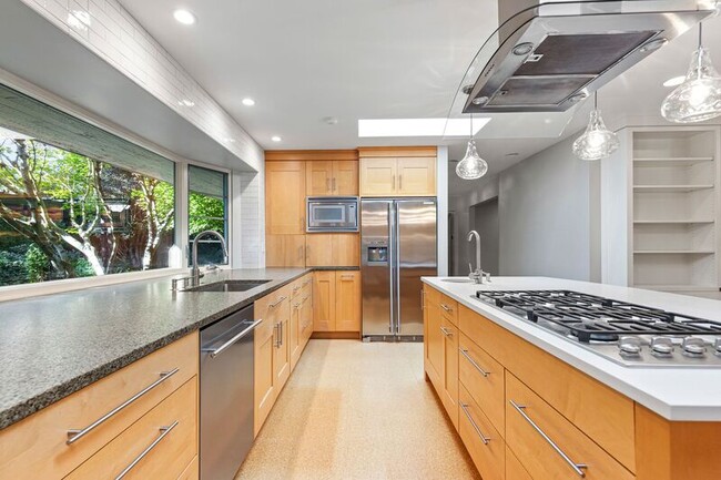 Photo - 2640 SW Vista Dr