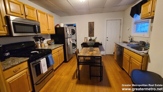 Building Photo - 764 E 8th St Unit 1