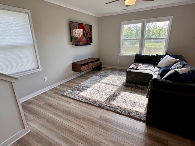 Photo - 721 Scarsdale Ln