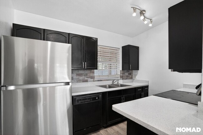 Photo - 441 E 5th St