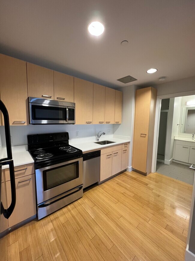 Photo - 1085 Boylston St