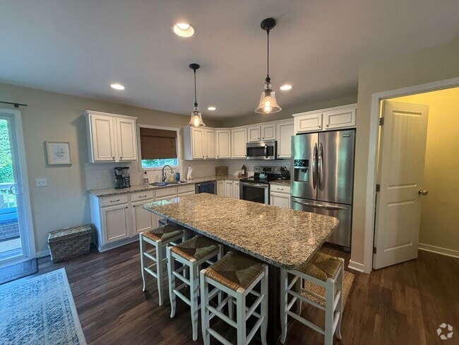 Building Photo - Welcome Home –  Beautiful 5 Bed/4 bath in ...